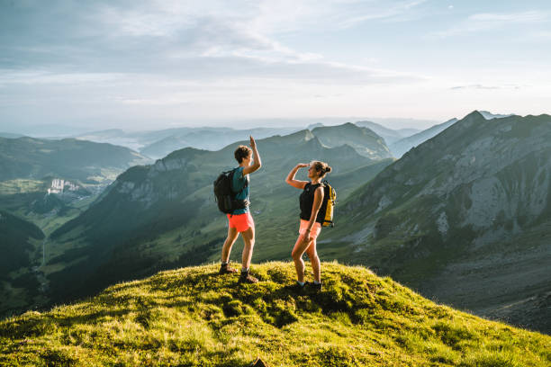 roversuri.ro | Cum să Alegi Bluzele Perfecte pentru Vacanțele de Vară – Sfaturi, Stiluri și Asortări